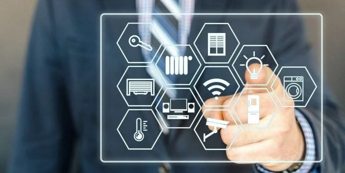 Najważniejszym założeniem systemu inteligentnego domu jest zwiększenie komfortu i bezpieczeństwa mieszkańców. Pozwala on również na uzyskanie pewnych oszczędności, wynikających między innymi z wykorzystania automatyki. Warto zastanowić się, które elementy systemu pozwolą uzyskać najlepsze z punktu widzenia inwestora efekty. Zdecydowanie ułatwi to wybór dostępnych rozwiązań.