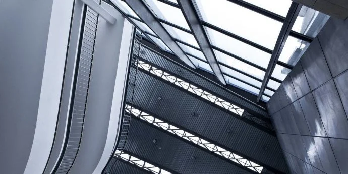 Instalacje oświetleniowe w systemach Smart Home poddają się licznym konfiguracjom, za sprawą których użytkownik końcowy jest w stanie dostosowywać ich działanie lub ich funkcjonowanie staje się automatyczne. Tak skonfigurowane oświetlenie  zwiększa poziom bezpieczeństwa zarówno budynku, jak i samych domowników lub działa w sposób automatyczny na podstawie harmonogramów lub zależności logicznych.