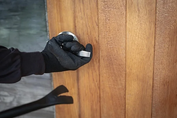 Inwestując w certyfikowaną stolarkę otworową wyposażoną w wysokiej jakości kontaktrony, jesteśmy w stanie nie tylko skutecznie zabezpieczyć swoją nieruchomość przed włamaniem, ale również znacznie obniżyć wysokość składek polisy ubezpieczeniowej.