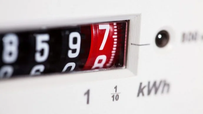 Jak zmniejszyć zużycie energii elektrycznej w domu? To łatwe! Wystarczy wprowadzić w życie kilka prostych zwyczajów, dzięki którym koszty związane ze zużyciem prądu spadną. Stosując się do nich, odczujemy różnicę względem poprzednich rachunków… oczywiście z korzyścią dla naszego portfela!