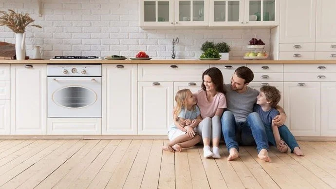 Sterowanie ogrzewaniem podłogowym może być realizowane na różne sposoby. Sprawdź, jakie rozwiązania są dostępne na rynku i które z nich najlepiej sprawdzi się w Twoim domu!