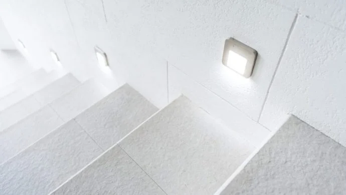 Montaż oświetlenia schodowego wcale nie musi być skomplikowany. Wystarczy pamiętać o paru istotnych kwestiach. Sprawdź, na co warto zwrócić uwagę podczas instalacji oświetlenia schodowego i jak uniknąć przy tym błędów!